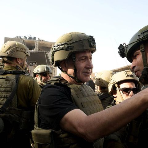 Der israelische Premierminister Benjamin Netanjahu bei einem Besuch der IDF-Truppen im Gazastreifen