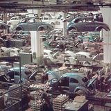 1950er: Käfer-Produktion im VW-Werk in Wolfsburg