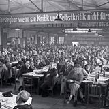 1950er: Delegiertenversammlung der SED in einer Halle des VEB Bergmann-Borsig