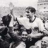 Das Wunder von Bern: Mannschaftskapitän Fritz Walter wird mit dem Pokal von der Menge getragen