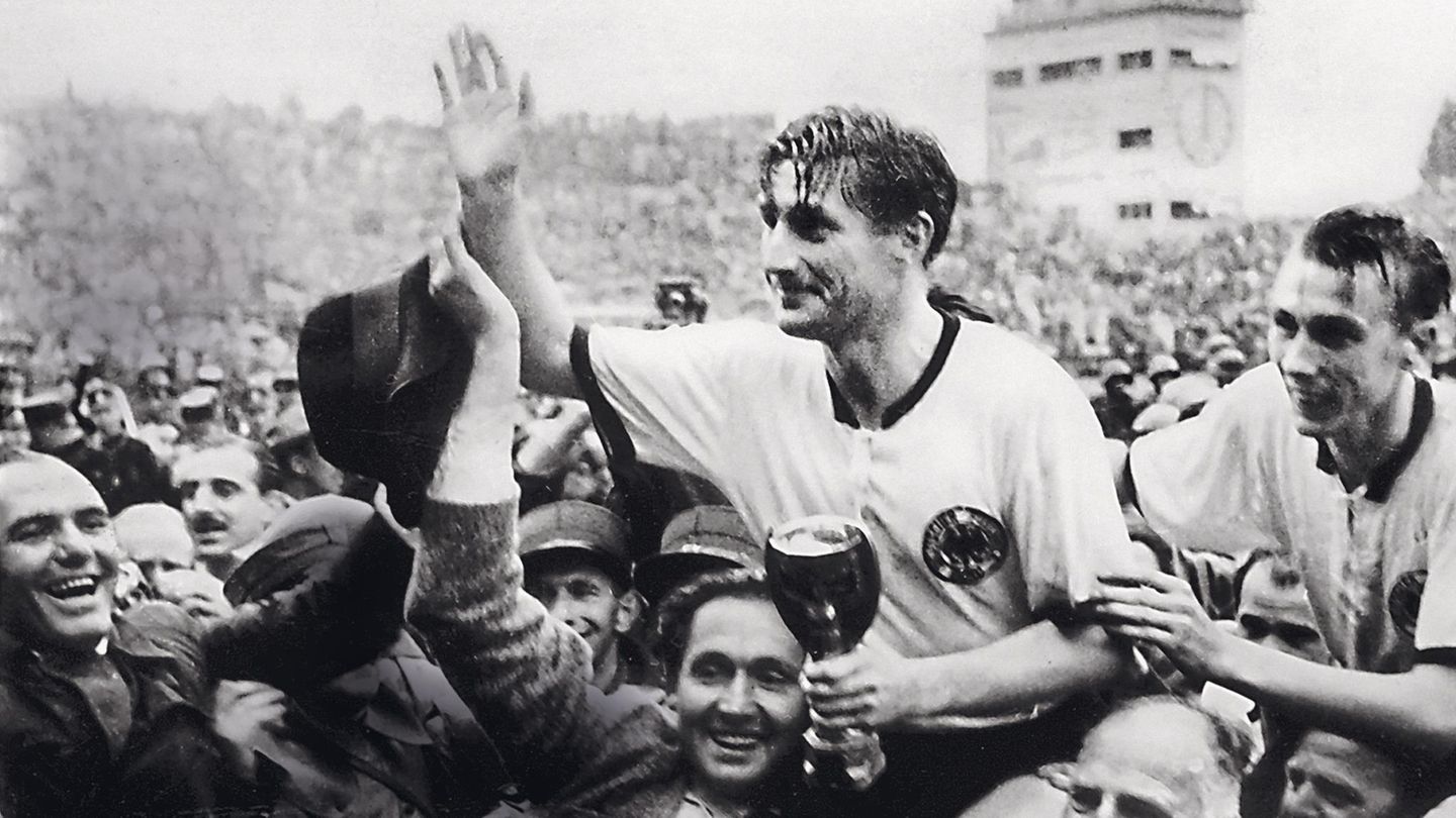 1954 – Schweiz Das Wunder von Bern: Mannschaftskapitän Fritz Walter wird mit dem Pokal von der Menge getragen