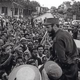 1950er: Fidel Castro wird von der Menge bejubelt