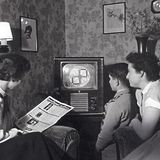 Zwei Frauen und ein kleiner Junge vor einem der ersten Fernsehapparate