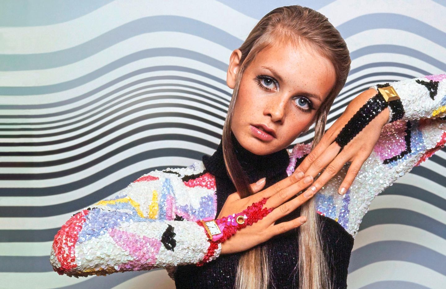 1967 - Großbritannien „Das Modeln ist mir passiert, ich habe mich nicht darum beworben. Vermutlich war ich einfach zur richtigen Zeit am richtigen Ort“ Es sind die Swinging Sixties, London ist im Umbruch. Die Mode wird jünger, die Designer suchen einen neuen Modeltyp, da kommt sie wie gerufen: Twiggy wird in einem Friseursalon entdeckt, ein Mädchen, erst 16, mit Bubikopf und dünnem Körper. Der Gegenentwurf zu den drallen Fotomodellen im Monroe-Stil. Es dauert nicht lange, und Twiggy ist ein Supermodel – hier von Bert Stern fotografiert