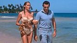 „Wie heißen Sie?“„Ryder. Honey Ryder.Und Sie?“„James“  Im Jahr der Kubakrise um sowjetische Atomraketen schicken die Briten zum ersten Mal einen Geheimagenten in den Kampf gegen das Böse auf die Leinwand. James Bond 007 jagt einen gewissen Dr. No. Der Film dreht sich natürlich ebenfalls um atomare Gefahren. Die Bond-Filme werden zu einer stilprägenden Reihe der Popkultur. Die Stars der Premiere sind nicht unbedingt nur Sean Connery und Ursula Andress. Es ist auch Andress’ selbst mitentworfener Bikini. Der Zweiteiler wird 2022 von einem Fan ersteigert – für 240 000 Dollar.