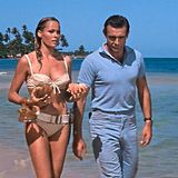 „Wie heißen Sie?“„Ryder. Honey Ryder.Und Sie?“„James“  Im Jahr der Kubakrise um sowjetische Atomraketen schicken die Briten zum ersten Mal einen Geheimagenten in den Kampf gegen das Böse auf die Leinwand. James Bond 007 jagt einen gewissen Dr. No. Der Film dreht sich natürlich ebenfalls um atomare Gefahren. Die Bond-Filme werden zu einer stilprägenden Reihe der Popkultur. Die Stars der Premiere sind nicht unbedingt nur Sean Connery und Ursula Andress. Es ist auch Andress’ selbst mitentworfener Bikini. Der Zweiteiler wird 2022 von einem Fan ersteigert – für 240 000 Dollar.