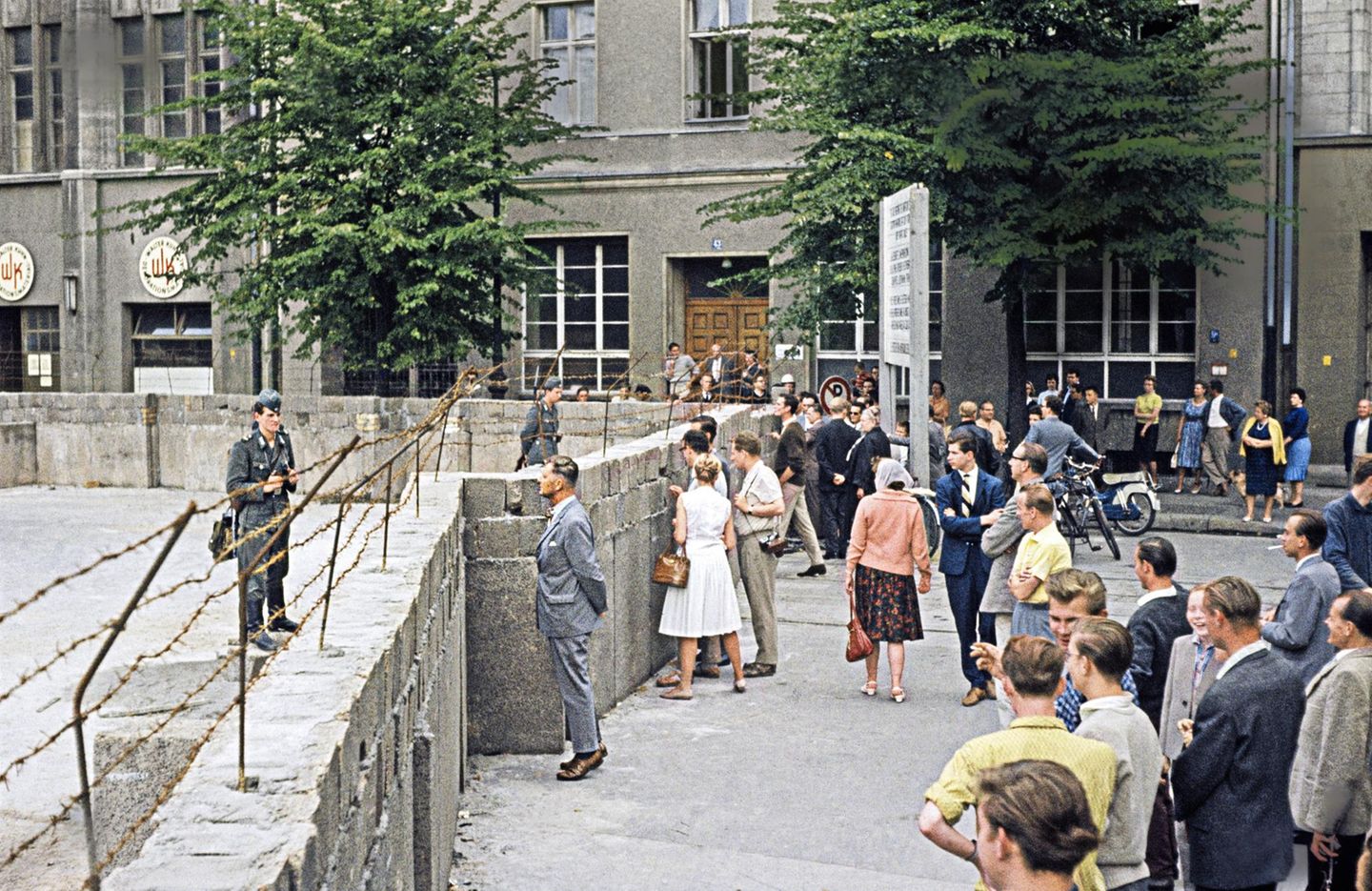 „Niemand hat die Absicht, eine Mauer zu errichten“Walter Ulbricht, SED-Chef und Vorsitzender des Staatsrats der DDR, am 15. Juni  Acht Wochen später riegeln Grenz- und Volkspolizisten mit Soldaten der Nationalen Volksarmee die Sektorengrenze nach West-Berlin ab. Der Mauerbau beginnt. Dieses Foto entsteht am 25. August, zwölf Tage nach Beginn der Bauarbeiten