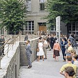 „Niemand hat die Absicht, eine Mauer zu errichten“Walter Ulbricht, SED-Chef und Vorsitzender des Staatsrats der DDR, am 15. Juni  Acht Wochen später riegeln Grenz- und Volkspolizisten mit Soldaten der Nationalen Volksarmee die Sektorengrenze nach West-Berlin ab. Der Mauerbau beginnt. Dieses Foto entsteht am 25. August, zwölf Tage nach Beginn der Bauarbeiten