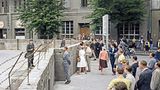 „Niemand hat die Absicht, eine Mauer zu errichten“Walter Ulbricht, SED-Chef und Vorsitzender des Staatsrats der DDR, am 15. Juni  Acht Wochen später riegeln Grenz- und Volkspolizisten mit Soldaten der Nationalen Volksarmee die Sektorengrenze nach West-Berlin ab. Der Mauerbau beginnt. Dieses Foto entsteht am 25. August, zwölf Tage nach Beginn der Bauarbeiten