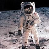 Und plötzlich gibt es einen neuen Traumberuf: Astronaut! Rund 600 Millionen Menschen weltweit sitzen gebannt vor dem Fernseher und schauen live dabei zu, wie Neil Armstrong als erster Mensch den Mond betritt  Ihm folgt Buzz Aldrin. Der ist auf diesem berühmten Foto zu sehen – aufgenommen von Armstrong. Von ihm selbst gibt es kaum ein Bild. Dafür sagt er jene Worte, die sich in das kollektive Gedächtnis einbrennen: „Ein kleiner Schritt für einen Menschen, ein riesiger Sprung für die Menschheit“