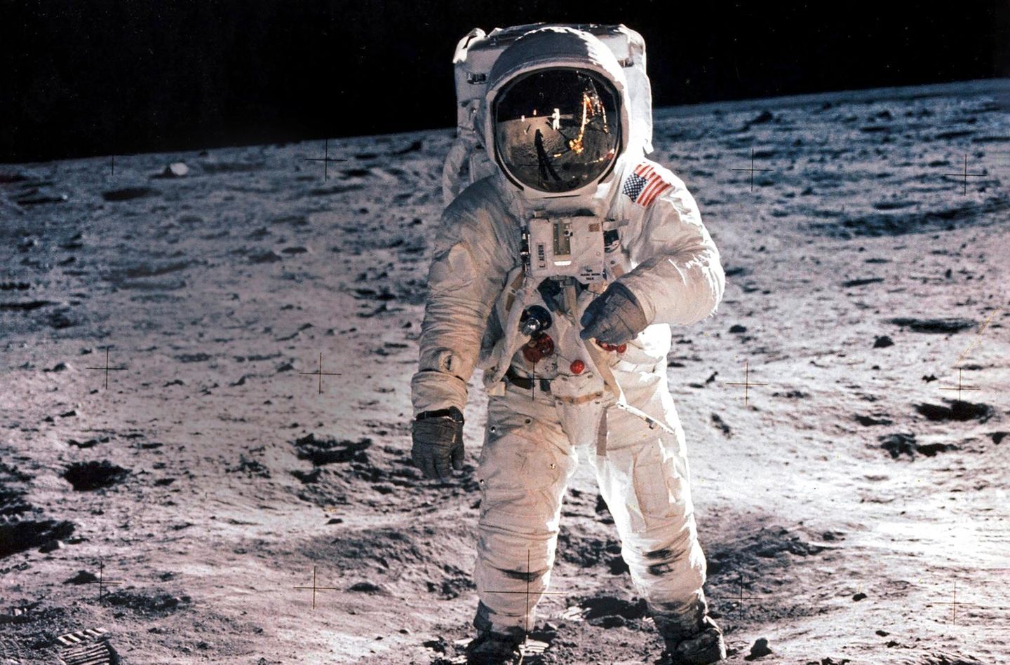 1969 - Mond Und plötzlich gibt es einen neuen Traumberuf: Astronaut! Rund 600 Millionen Menschen weltweit sitzen gebannt vor dem Fernseher und schauen live dabei zu, wie Neil Armstrong als erster Mensch den Mond betritt Ihm folgt Buzz Aldrin. Der ist auf diesem berühmten Foto zu sehen – aufgenommen von Armstrong. Von ihm selbst gibt es kaum ein Bild. Dafür sagt er jene Worte, die sich in das kollektive Gedächtnis einbrennen: „Ein kleiner Schritt für einen Menschen, ein riesiger Sprung für die Menschheit“