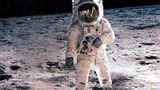 Und plötzlich gibt es einen neuen Traumberuf: Astronaut! Rund 600 Millionen Menschen weltweit sitzen gebannt vor dem Fernseher und schauen live dabei zu, wie Neil Armstrong als erster Mensch den Mond betritt  Ihm folgt Buzz Aldrin. Der ist auf diesem berühmten Foto zu sehen – aufgenommen von Armstrong. Von ihm selbst gibt es kaum ein Bild. Dafür sagt er jene Worte, die sich in das kollektive Gedächtnis einbrennen: „Ein kleiner Schritt für einen Menschen, ein riesiger Sprung für die Menschheit“