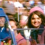 Dallas, 22. November, 12.30 Uhr  Jackie Kennedy lächelt.So wie ihr Mann. Sekunden später fallen drei Schüsse. John F. Kennedy, der 35. Präsident der Vereinigten Staaten von Amerika, stirbt