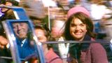 Dallas, 22. November, 12.30 Uhr  Jackie Kennedy lächelt.So wie ihr Mann. Sekunden später fallen drei Schüsse. John F. Kennedy, der 35. Präsident der Vereinigten Staaten von Amerika, stirbt