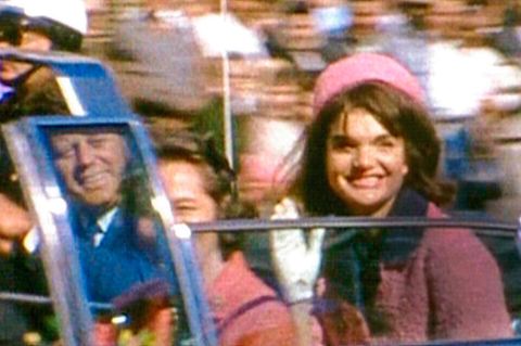 Dallas, 22. November, 12.30 Uhr  Jackie Kennedy lächelt.So wie ihr Mann. Sekunden später fallen drei Schüsse. John F. Kennedy, der 35. Präsident der Vereinigten Staaten von Amerika, stirbt