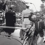 Ein Mann klaut den Degen von König Boudin bei einem Staatsbesuch