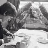 Beatlemania  Die Beatles bekommen ihren eigenen Zug – für den Film „A Hard Days Night“, der einen Tag in ihrem Leben beschreibt. Weltweit schmelzen die jungen Leute ihretwegen dahin, wie hier der Fan in London vor dem Speisewagen beim Anblick von George Harrison. In den amerikanischen Billboard-Charts belegen die Beatles im April mal eben die ersten fünf Plätze – mit „Can’t Buy Me Love“, „Twist And Shout“, „She Loves You“, „I Want To Hold Your Hand“ und „Please Please Me“.