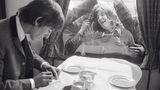Beatlemania  Die Beatles bekommen ihren eigenen Zug – für den Film „A Hard Days Night“, der einen Tag in ihrem Leben beschreibt. Weltweit schmelzen die jungen Leute ihretwegen dahin, wie hier der Fan in London vor dem Speisewagen beim Anblick von George Harrison. In den amerikanischen Billboard-Charts belegen die Beatles im April mal eben die ersten fünf Plätze – mit „Can’t Buy Me Love“, „Twist And Shout“, „She Loves You“, „I Want To Hold Your Hand“ und „Please Please Me“.