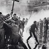 Die Wut der Jungen  Auf Rudi Dutschke ist ein Attentat verübt worden. „Du dreckiges Kommunistenschwein!“, hat der rechtsradikale Angreifer gerufen und dreimal auf den Anführer der Studentenbewegung geschossen. Nun liegt Dutschke im Krankenhaus und kämpft um sein Leben. Seine Mitstreiter randalieren auf dem Kurfürstendamm und vor dem Axel-Springer-Verlag, dessen Blätter immer wieder Stimmung gegen Dutschke gemacht haben. Bei den sogenannten Osterunruhen, die sich auch auf andere Städte ausweiten und mehrere Tage dauern, sterben zwei Menschen, mehr als 400 werden verletzt. Die Straßenschlachten sind der Höhepunkt der Jugendrevolte in Westdeutschland. Rudi Dutschke stirbt 1979 an den Spätfolgen der schweren Gehirnverletzungen, die er durch das Attentat erlitten hat.