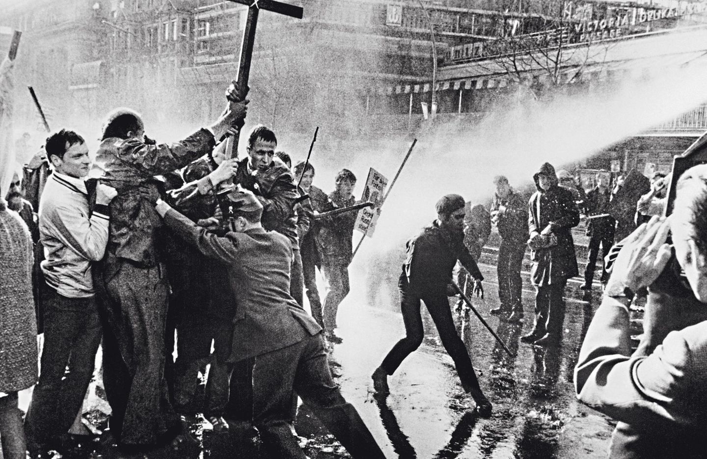 1968 - West-Berlin Die Wut der Jungen Auf Rudi Dutschke ist ein Attentat verübt worden. „Du dreckiges Kommunistenschwein!“, hat der rechtsradikale Angreifer gerufen und dreimal auf den Anführer der Studentenbewegung geschossen. Nun liegt Dutschke im Krankenhaus und kämpft um sein Leben. Seine Mitstreiter randalieren auf dem Kurfürstendamm und vor dem Axel-Springer-Verlag, dessen Blätter immer wieder Stimmung gegen Dutschke gemacht haben. Bei den sogenannten Osterunruhen, die sich auch auf andere Städte ausweiten und mehrere Tage dauern, sterben zwei Menschen, mehr als 400 werden verletzt. Die Straßenschlachten sind der Höhepunkt der Jugendrevolte in Westdeutschland. Rudi Dutschke stirbt 1979 an den Spätfolgen der schweren Gehirnverletzungen, die er durch das Attentat erlitten hat.