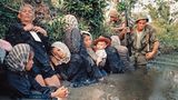 Dschungelkrieg  In den Gesichtern der Frauen stehen Leere und Verzweiflung. Sie kauern in einem schlammigen Kanal in Bao Trai westlich von Saigon und versuchen den Krieg zu ertragen: Es sind südvietnamesische Zivilisten, die hier vor dem Feuer der Vietcong in Deckung gehen. Fallschirmjäger der 173. US-Luftlandebrigade eskortieren sie während eines US-Angriffs durch schwere Gefechte. Die Amerikaner rüsten in diesem Jahr noch einmal auf: Sie sind mit 385 000 Soldaten in Vietnam, doch ohne entscheidende Erfolge zu erzielen. In den USA formiert sich eine Protestbewegung gegen die Beteiligung am Vietnamkrieg, doch erst im März 1973 verlassen die letzten amerikanischen Truppen das Land.