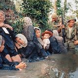 Dschungelkrieg  In den Gesichtern der Frauen stehen Leere und Verzweiflung. Sie kauern in einem schlammigen Kanal in Bao Trai westlich von Saigon und versuchen den Krieg zu ertragen: Es sind südvietnamesische Zivilisten, die hier vor dem Feuer der Vietcong in Deckung gehen. Fallschirmjäger der 173. US-Luftlandebrigade eskortieren sie während eines US-Angriffs durch schwere Gefechte. Die Amerikaner rüsten in diesem Jahr noch einmal auf: Sie sind mit 385 000 Soldaten in Vietnam, doch ohne entscheidende Erfolge zu erzielen. In den USA formiert sich eine Protestbewegung gegen die Beteiligung am Vietnamkrieg, doch erst im März 1973 verlassen die letzten amerikanischen Truppen das Land.