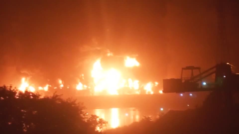 Video: Explosion in Ölterminal: Flammen in Guinea fordern mehrere Menschenleben Video: Explosion in Ölterminal: Flammen in Guinea fordern mehrere Menschenleben