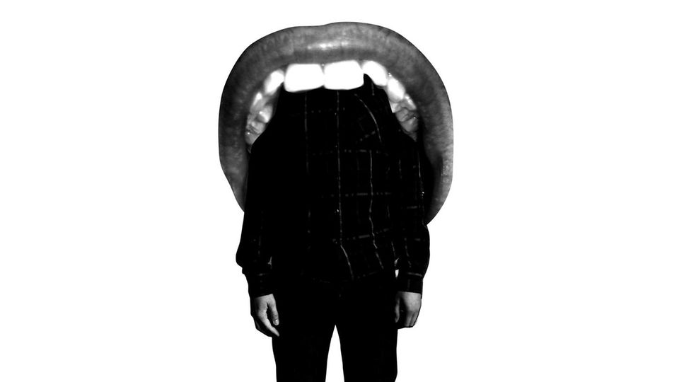 Collage zeigt einen großen menschlichen Mund, der einen Menschen zu verschlucken droht