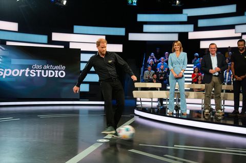 Prinz Harry schießt auf die Torwand im aktuellen sportstudio
