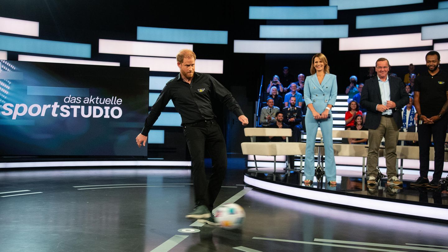 Prinz Harry schießt auf die Torwand im aktuellen sportstudio