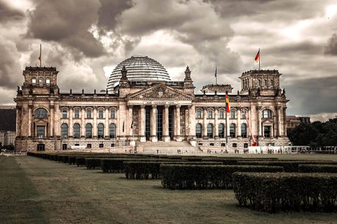 Kuppel des Reichstags mit dunklen Wolken.