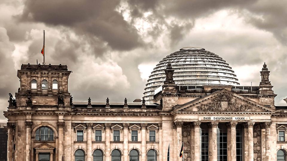 Kuppel des Reichstags mit dunklen Wolken.