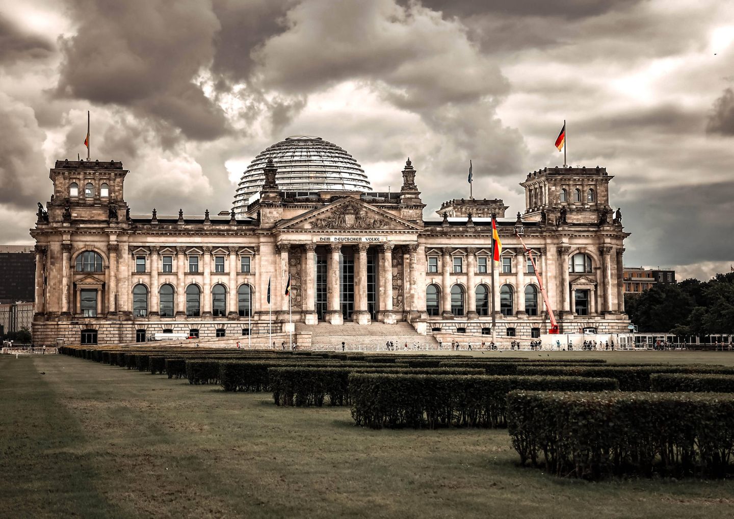 Kuppel des Reichstags mit dunklen Wolken.