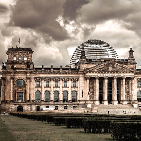 Kuppel des Reichstags mit dunklen Wolken.