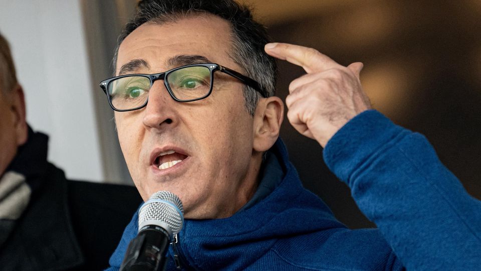 Landwirtschaftsminister Cem Özdemir (Grüne) spricht in Berlin zu protestierenden Landwirten