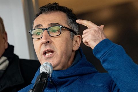 Landwirtschaftsminister Cem Özdemir (Grüne) spricht in Berlin zu protestierenden Landwirten