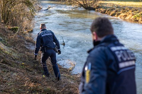 Einheiten der Polizei suchen am Ufer der Lauchert nach der in Bingen in Baden-Württemberg vermissten Zweijährigen