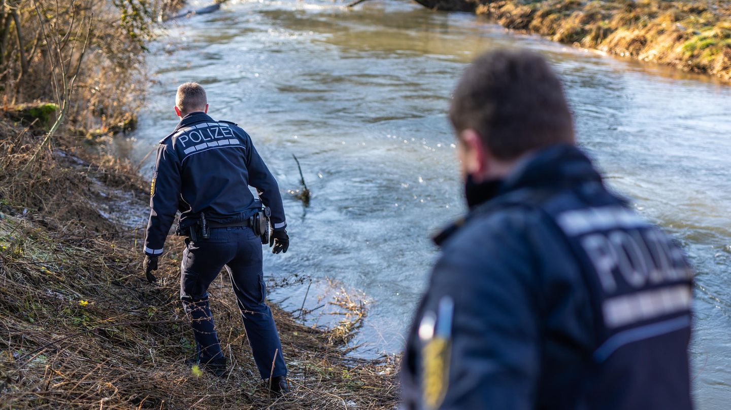 Einheiten der Polizei suchen am Ufer der Lauchert nach der in Bingen in Baden-Württemberg vermissten Zweijährigen