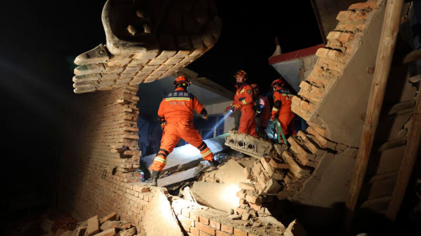 Gansu, China. Rettungskräfte arbeiten an den Trümmern eines Hauses, das bei dem Erdbeben im Dorf Kangdiao im Nordwesten des Landes eingestürzt ist.