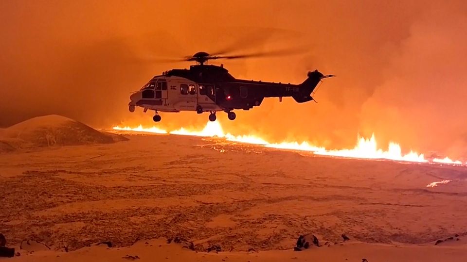 Vulkan auf Island bricht aus – Lavamassen quellen aus riesiger Erdspalte Vulkan auf Island bricht aus – Lavamassen quellen aus riesiger Erdspalte