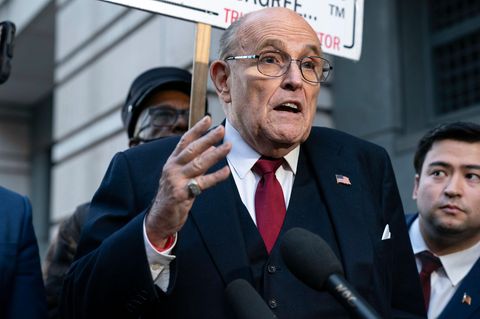 Rudy Giuliani bei einer Pressekonferenz nach dem Urteil in Washington am Freitag