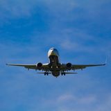 Fliegen ist teuer geworden, so heißt es. Eine aktuelle Studie zeigt, dass das nicht immer stimmt. Vor allem bei Billigfliegern kann man demnach eine Preisstabilisierung, teilweise sogar eine Preisminderung beobachten. Die Marktanalyse des Deutschen Zentrums für Luft- und Raumfahrt (DLR) zeigt, dass die Ticketpreise für Flüge ab und nach Deutschland im Vergleich zum Vorjahr teilweise deutlich gesunken sind. So liegt die Preisspanne für einen Wizzair-Flug aktuell zwischen 58 und 102 Euro, während sie im vergangenen Jahr noch bei einer Range von 68 bis 118 Euro lag. Peter Berster, Leiter der Studie, sagte dem Branchenportal "Airliners" dazu: "Die Flugpreise sind zwar meistens teurer als 2019, aber günstiger als im Vorjahr." Am preiswertesten ist das Fliegen der Untersuchung zufolge übrigens, wenn man lange im Voraus bucht. Je näher der Flugzeitraum rückt, desto höher steigen auch die Preise.