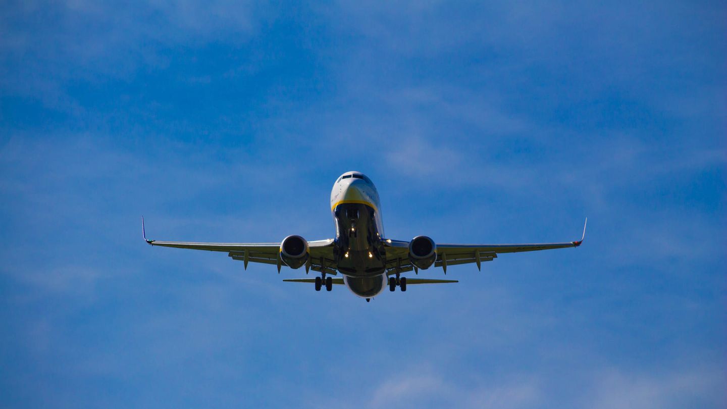 Dienstag, 19. Dezember 2023: Preise für Billigflüge in Europa sinken wieder Fliegen ist teuer geworden, so heißt es. Eine aktuelle Studie zeigt, dass das nicht immer stimmt. Vor allem bei Billigfliegern kann man demnach eine Preisstabilisierung, teilweise sogar eine Preisminderung beobachten. Die Marktanalyse des Deutschen Zentrums für Luft- und Raumfahrt (DLR) zeigt, dass die Ticketpreise für Flüge ab und nach Deutschland im Vergleich zum Vorjahr teilweise deutlich gesunken sind. So liegt die Preisspanne für einen Wizzair-Flug aktuell zwischen 58 und 102 Euro, während sie im vergangenen Jahr noch bei einer Range von 68 bis 118 Euro lag. Peter Berster, Leiter der Studie, sagte dem Branchenportal "Airliners" dazu: "Die Flugpreise sind zwar meistens teurer als 2019, aber günstiger als im Vorjahr." Am preiswertesten ist das Fliegen der Untersuchung zufolge übrigens, wenn man lange im Voraus bucht. Je näher der Flugzeitraum rückt, desto höher steigen auch die Preise.
