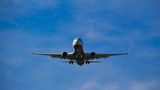 Fliegen ist teuer geworden, so heißt es. Eine aktuelle Studie zeigt, dass das nicht immer stimmt. Vor allem bei Billigfliegern kann man demnach eine Preisstabilisierung, teilweise sogar eine Preisminderung beobachten. Die Marktanalyse des Deutschen Zentrums für Luft- und Raumfahrt (DLR) zeigt, dass die Ticketpreise für Flüge ab und nach Deutschland im Vergleich zum Vorjahr teilweise deutlich gesunken sind. So liegt die Preisspanne für einen Wizzair-Flug aktuell zwischen 58 und 102 Euro, während sie im vergangenen Jahr noch bei einer Range von 68 bis 118 Euro lag. Peter Berster, Leiter der Studie, sagte dem Branchenportal "Airliners" dazu: "Die Flugpreise sind zwar meistens teurer als 2019, aber günstiger als im Vorjahr." Am preiswertesten ist das Fliegen der Untersuchung zufolge übrigens, wenn man lange im Voraus bucht. Je näher der Flugzeitraum rückt, desto höher steigen auch die Preise.
