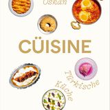 "Cüisine" von Elif Oskan  Elif Oskans Kochbuch "Cüisine" macht Freude: Die Köchin und Gastronomin mit türkischen Wurzeln zelebriert die türkische Küche mit einem modernen Twist. Wie macht man einen Pide-Teig? Wie gelingen Lahmacun und Adana-Kebab? Diese Fragen beantwortet sie im Kochbuch – genauso gibt sie Tipps und Tricks für die Zubereitung an die Hand. Besonders schön: Oskan lässt einen an ihrer Welt und an ihren Erinnerungen an die Türkei. Auf den ersten Seiten finden sich viele Schnappschüsse aus ihrem Leben, von Recherchereisen und auch von ihren Eltern. Oskan hat sich eine türkische Küche, ihre türkische Küche, zu eigen gemacht, die Freundschaft, Familie und Kulinarik mit einem besonderen Charme verbindet.     Hier geht's zum Buch: Elif Oskans "Cüisine" und inspirierenden Rezepten der türkischen Küche finden Sie hier! Erschienen im AT-Verlag. 300 Seiten. 42 Euro.