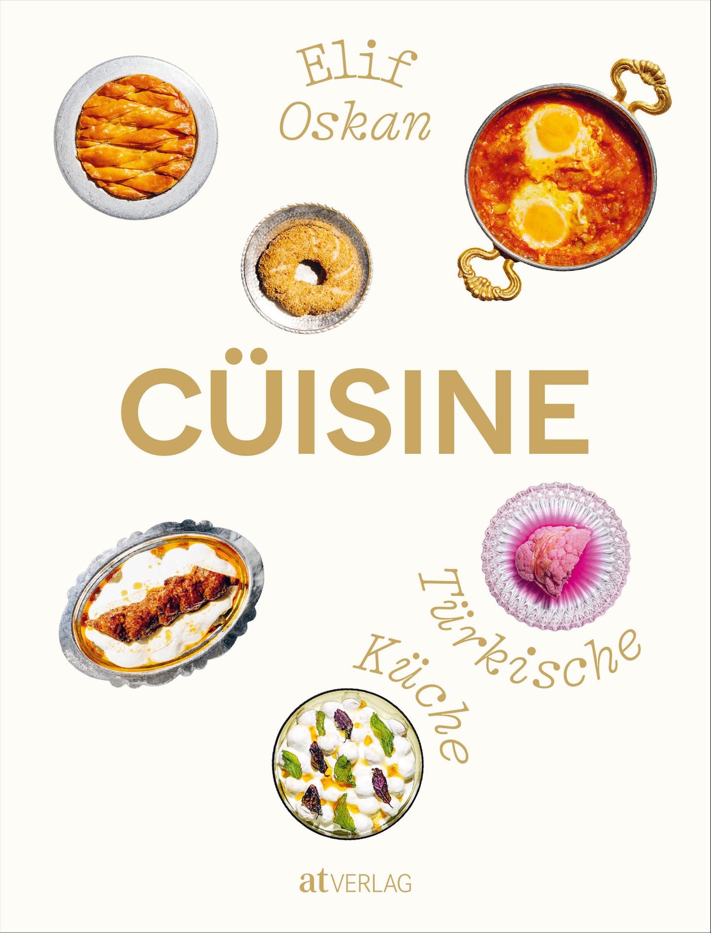 "Cüisine" von Elif Oskan  Elif Oskans Kochbuch "Cüisine" macht Freude: Die Köchin und Gastronomin mit türkischen Wurzeln zelebriert die türkische Küche mit einem modernen Twist. Wie macht man einen Pide-Teig? Wie gelingen Lahmacun und Adana-Kebab? Diese Fragen beantwortet sie im Kochbuch – genauso gibt sie Tipps und Tricks für die Zubereitung an die Hand. Besonders schön: Oskan lässt einen an ihrer Welt und an ihren Erinnerungen an die Türkei. Auf den ersten Seiten finden sich viele Schnappschüsse aus ihrem Leben, von Recherchereisen und auch von ihren Eltern. Oskan hat sich eine türkische Küche, ihre türkische Küche, zu eigen gemacht, die Freundschaft, Familie und Kulinarik mit einem besonderen Charme verbindet.     Hier geht's zum Buch: Elif Oskans "Cüisine" und inspirierenden Rezepten der türkischen Küche finden Sie hier! Erschienen im AT-Verlag. 300 Seiten. 42 Euro.