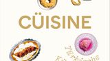 "Cüisine" von Elif Oskan  Elif Oskans Kochbuch "Cüisine" macht Freude: Die Köchin und Gastronomin mit türkischen Wurzeln zelebriert die türkische Küche mit einem modernen Twist. Wie macht man einen Pide-Teig? Wie gelingen Lahmacun und Adana-Kebab? Diese Fragen beantwortet sie im Kochbuch – genauso gibt sie Tipps und Tricks für die Zubereitung an die Hand. Besonders schön: Oskan lässt einen an ihrer Welt und an ihren Erinnerungen an die Türkei. Auf den ersten Seiten finden sich viele Schnappschüsse aus ihrem Leben, von Recherchereisen und auch von ihren Eltern. Oskan hat sich eine türkische Küche, ihre türkische Küche, zu eigen gemacht, die Freundschaft, Familie und Kulinarik mit einem besonderen Charme verbindet.     Hier geht's zum Buch: Elif Oskans "Cüisine" und inspirierenden Rezepten der türkischen Küche finden Sie hier! Erschienen im AT-Verlag. 300 Seiten. 42 Euro.