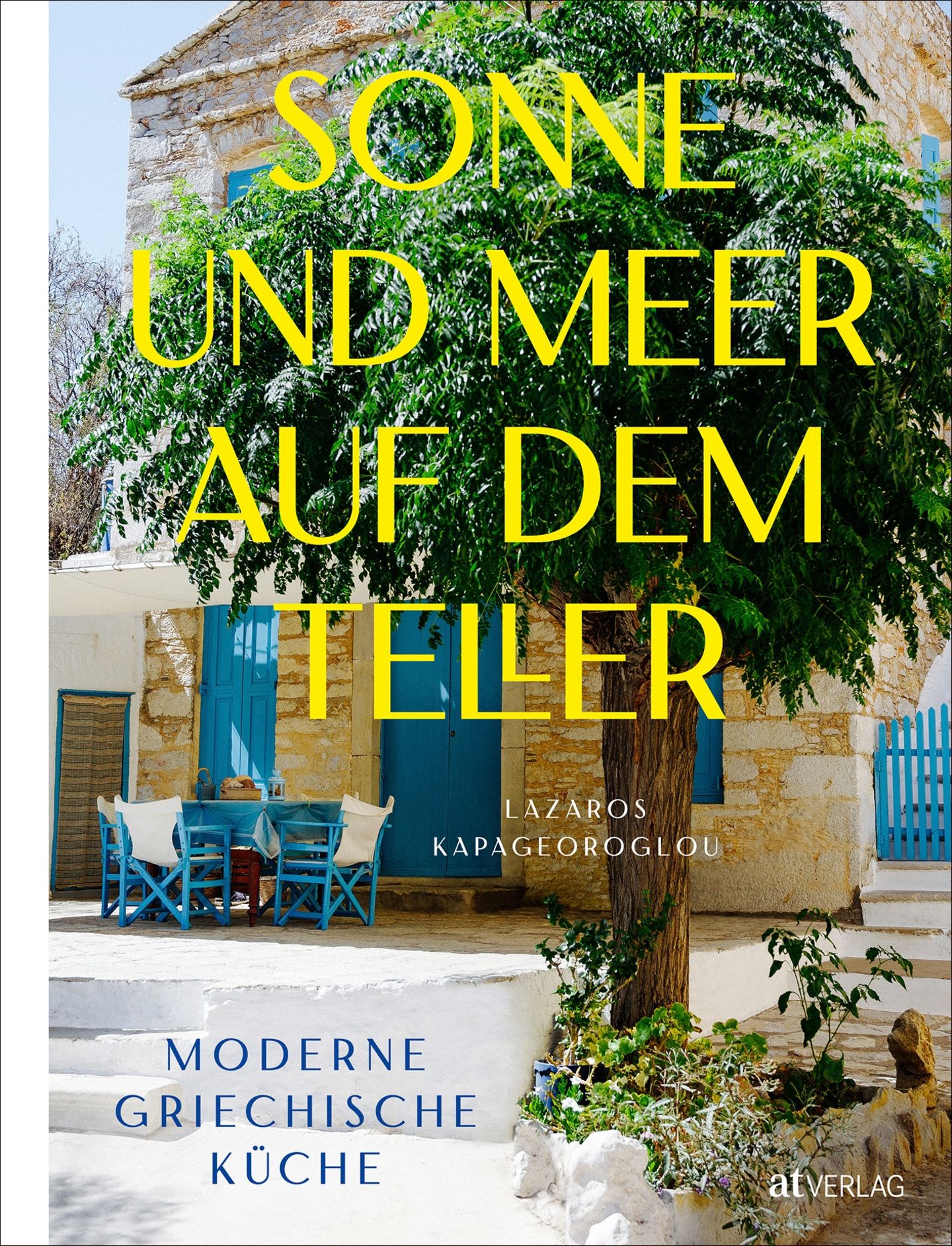 "Sonne und Meer auf dem Teller" von Lazaros Kapageoroglou  Aus kaum einem Kochbuch habe ich in diesem Jahr so viel gekocht, wie aus Lazaros Kapageroglous "Sonne und Meer auf dem Teller". Er zeigt, dass Griechenlands Küche weit weg von Gyrosbergen und Pommes frites ist. Sie ist fein, raffiniert und absolut nicht fleischlastig. Seine Rezepte sind einfach und ehrlich, sobald man die Klaviatur aus den Basis-Zutaten hat, kann man sich fast durchs ganze Kochbuch kochen. Es sind viele unbekannte, überraschende Rezepte darin. Kapageroglous Lieblingsrezepte aus seiner Heimat, die er neu interpretiert. Beispielsweise der Petersilienaufstrich aus Paros oder der Wassermelonenkuchen aus Milos, der bei mir mittlerweile im Sommer zum Standard-Repertoire gehört. Dieses Buch macht Lust auf Sonne und Meer, nicht nur auf dem Teller, sondern auch im Bauch.     Hier geht's zum Buch: "Sonne und Meer auf dem Teller" von Lazaros Kapageoroglou. AT-Verlag. 320 Seiten. 37 Euro.