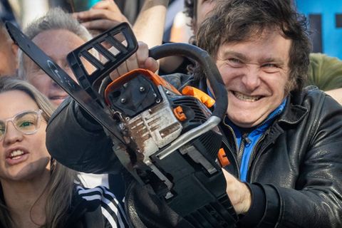 Argentinien: Javier Milei bei einem Wahlkampfauftritt mit Kettensäge