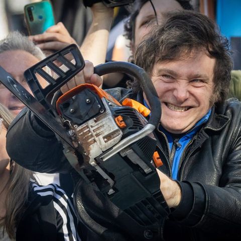 Argentinien: Javier Milei bei einem Wahlkampfauftritt mit Kettensäge